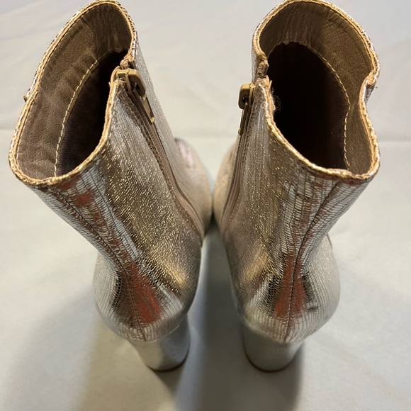 Camel Toes Silver Colored Boot in Size 7 - Picture 6 of 12